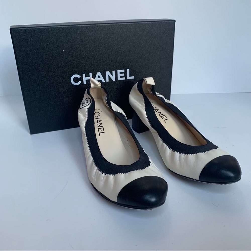 CHANEL Lambskin Patent CC Elastic Stretch Pumps - Picture 10 of 11